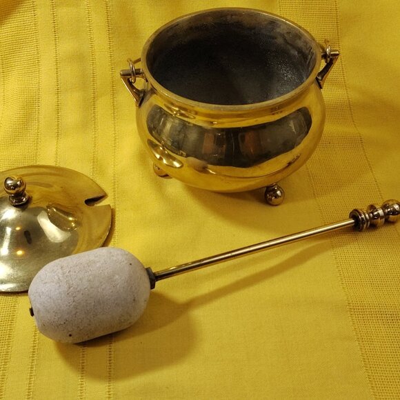 Vintage Brass Silent Butler with Lid and Handle – Ash Pot with Pumice Stone - Picture 4 of 11